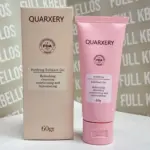 Caja y tubo rosados de gel exfoliante facial Quarxery de 60 gramos, sobre superficie blanca con fondo con letras.