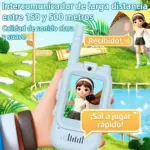 Walkie talkie infantil celeste con pantalla color, cámara frontal y antena, sostenido en mano en un entorno natural al aire libre