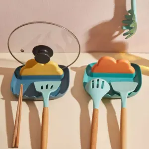 Soportes para tapas y utensilios con diseño de nube en azul y turquesa, con detalles amarillos y naranjas y mangos de madera.