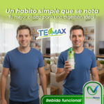 Hombre sonriente sosteniendo botella verde de bebida funcional Té Max para la digestión en sala.