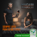 Hombre musculoso sosteniendo botella negra de bebida funcional con maca y borojó, mirando a mujer sonriente en la cama, en habitación con luz cálida.