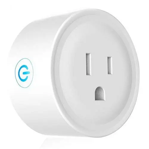 Adaptador inteligente blanco cilíndrico con toma de corriente de tres clavijas y un icono de encendido azul lateral, visto en perspectiva.