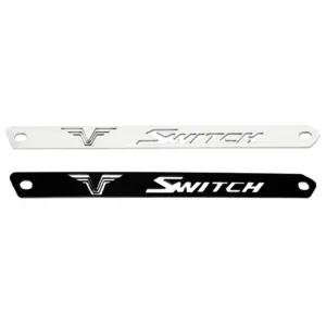 Set x2 protectores laterales de exosto para moto Victory Switch, en acero inoxidable con acabado plateado y negro, perforados con el logotipo.