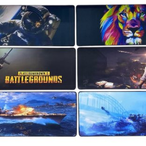 Seis alfombrillas de ratón extendidas con diseños de astronauta, león multicolor, videojuegos y batallas navales sobre fondo oscuro.