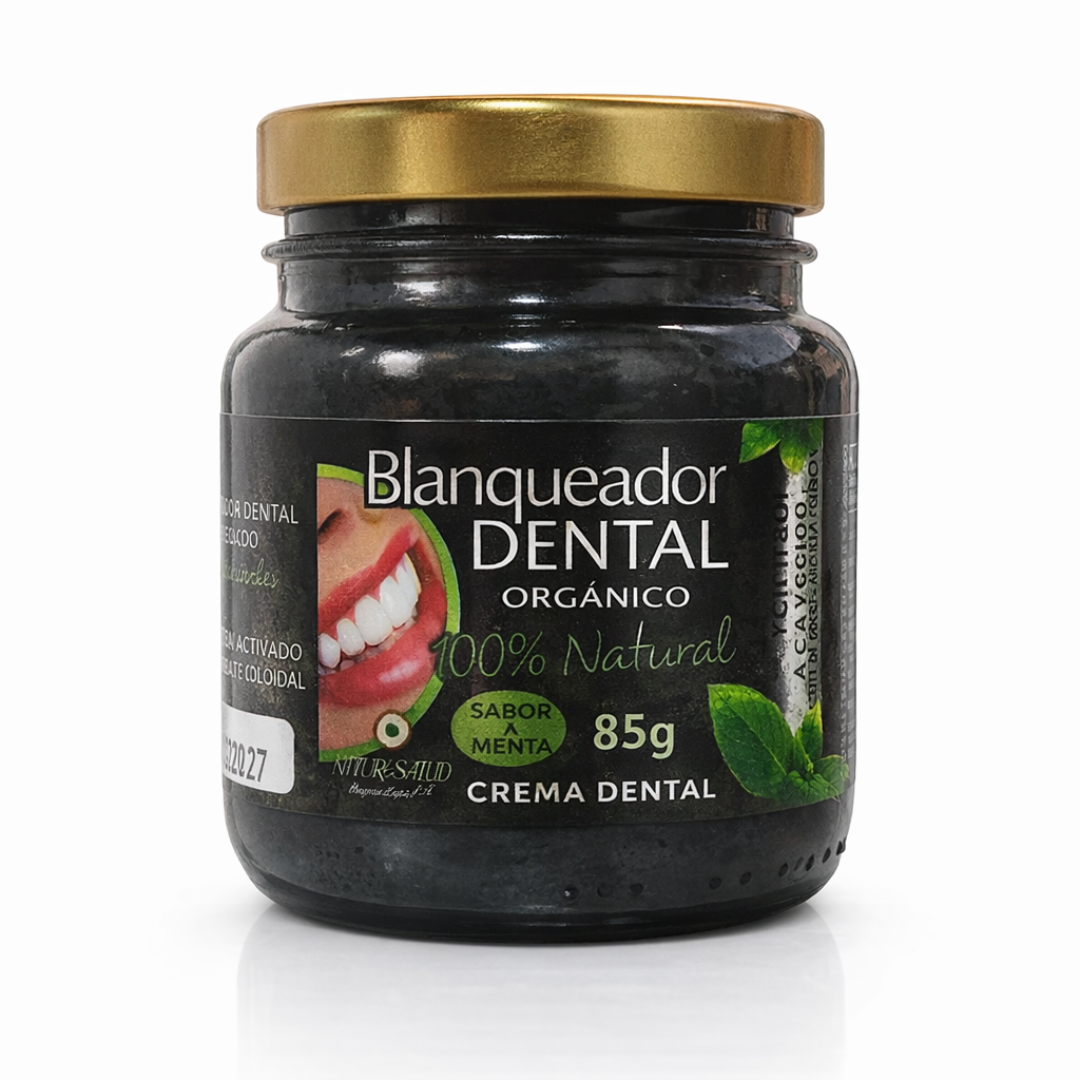 Frasco de vidrio con tapa dorada de blanqueador dental orgánico en crema color negro, sabor a menta, contenido de 85g con etiqueta de Natur Salud.