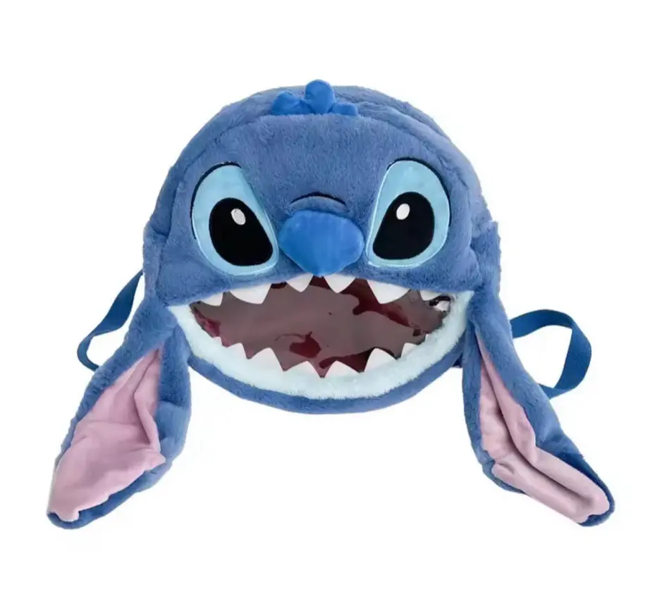 Bolso crossbody de peluche azul con diseño de Stitch, orejas largas con interior rosado y boca abierta con dientes blancos.