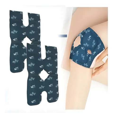 Set de dos parches acolchados azul oscuro con estampado floral para la rodilla, colocados doblados sobre la articulación para mejorar la movilidad.