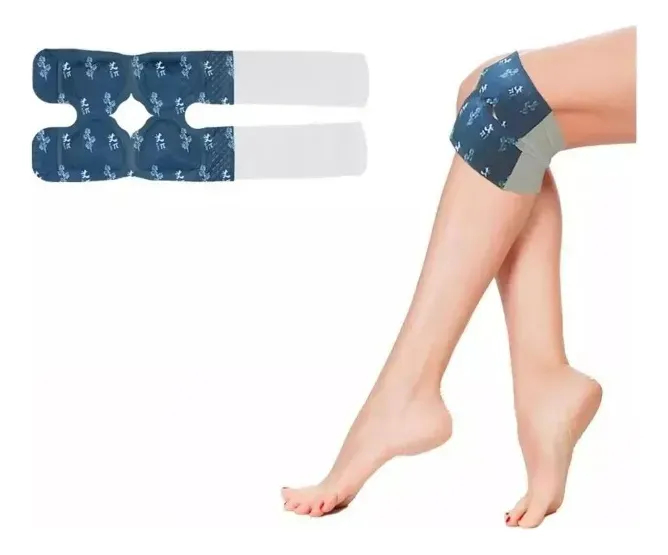 Parche de rodilla acolchado azul con diseño estampado y tiras adhesivas blancas, aplicado sobre una rodilla para aliviar la presión articular.