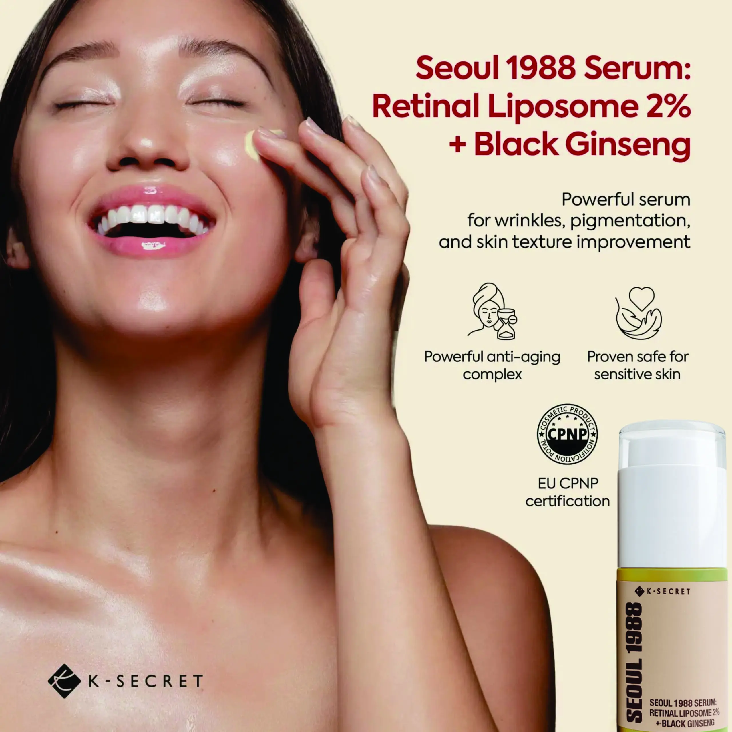 Mujer sonriente aplicando sérum facial anti-edad K-Secret Seoul 1988 con retinal 2% y ginseng negro en la mejilla, junto al envase del producto.