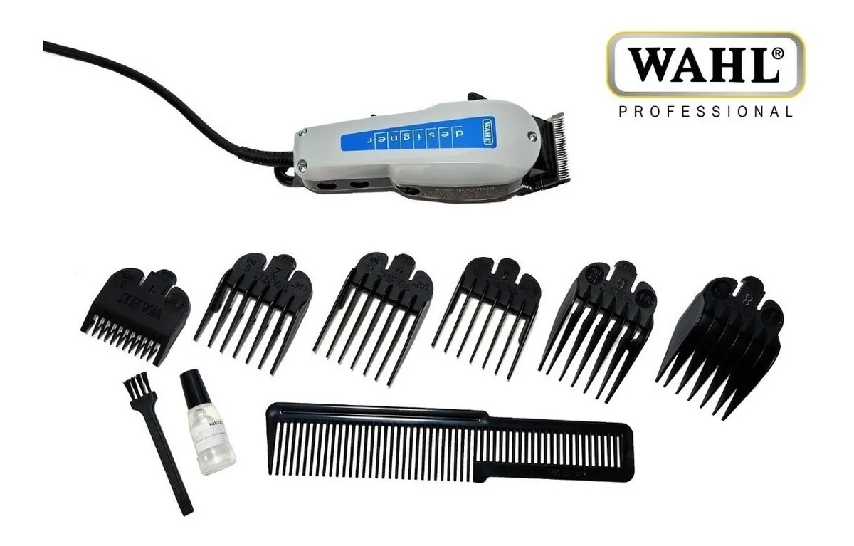 Kit de máquina cortadora Wahl blanca y azul con cable, 6 peines guías negros, cepillo de limpieza, aceite y peine de peluquería sobre fondo blanco.
