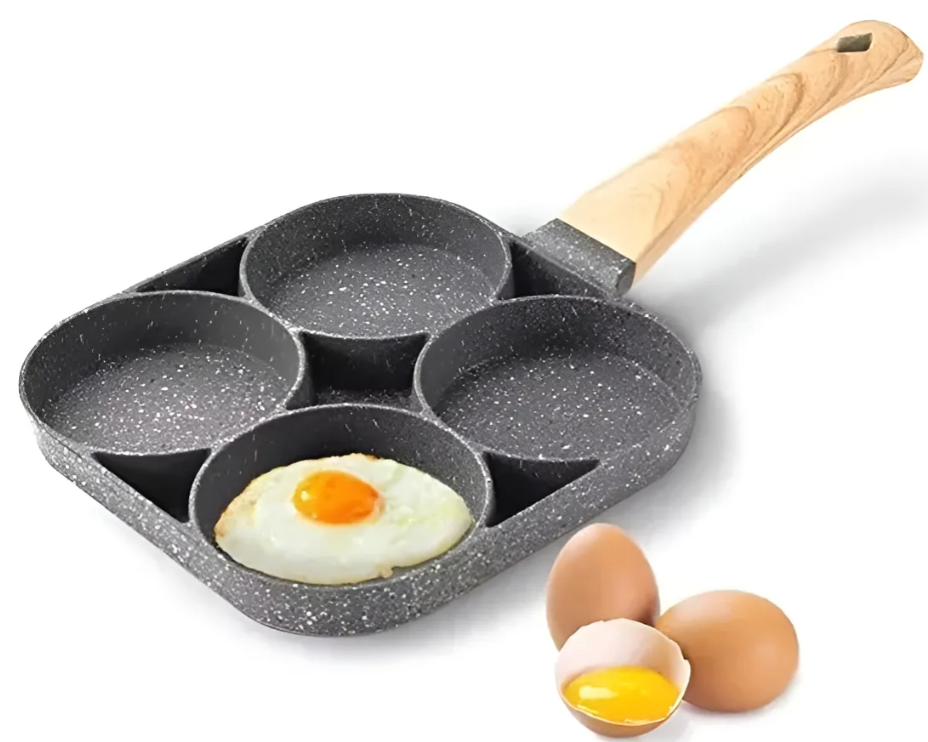 Sartén de aluminio antiadherente gris con cuatro compartimentos circulares, mango efecto madera y un huevo frito en una de sus secciones junto a tres huevos.