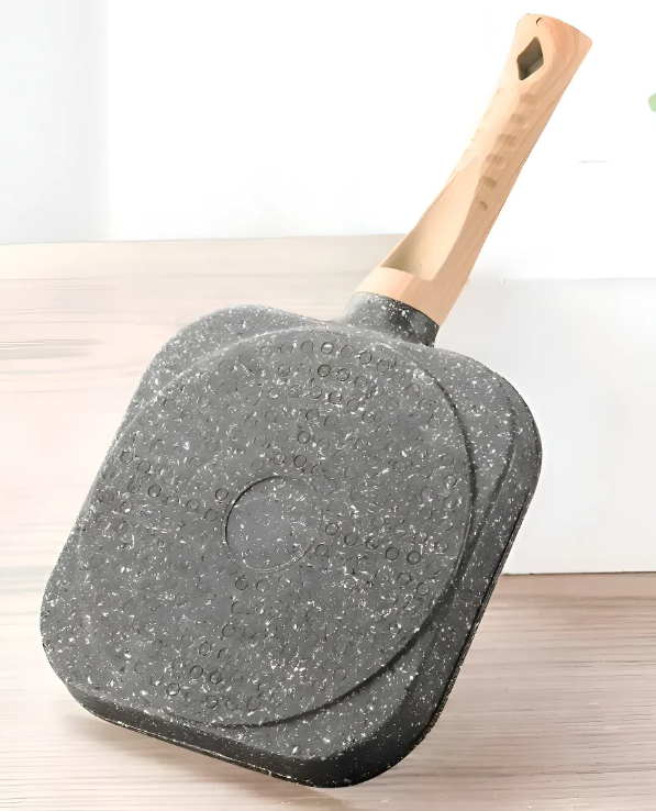 Sartén cuadrada de aluminio antiadherente con acabado granito gris, base con anillos de inducción y mango ergonómico color madera, vista desde abajo.