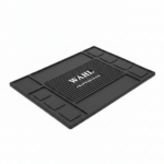 Tapete negro Wahl Professional con textura estriada central y compartimentos rectangulares para organizar herramientas de barbería.