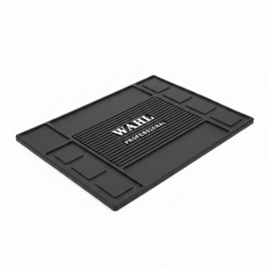 Tapete negro Wahl Professional con textura estriada central y compartimentos rectangulares para organizar herramientas de barbería.