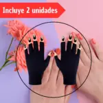 Set de dos guantes negros anti UV de tela suave con dedos descubiertos, mostrando su uso protector sobre manos con manicura decorada.
