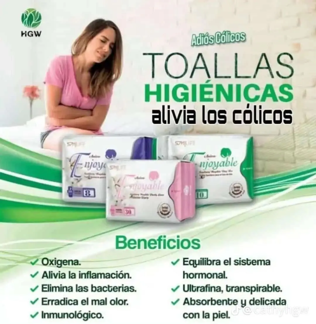 Toallas higiénicas y protectores Enjoyable de HGW sobre la cama con mujer sufriendo cólicos, y lista de beneficios que incluye alivio y eliminación de bacterias.