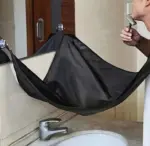 Capa atrapa barba negra de tela impermeable suspendida con ventosas en el espejo para evitar ensuciar el lavamanos mientras un hombre se afeita
