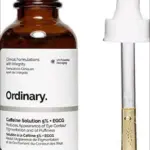 Botella ámbar de sérum contorno de ojos The Ordinary Caffeine 5% EGCG con gotero cuentagotas al lado.
