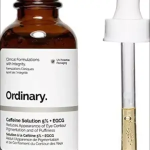 Botella ámbar de sérum contorno de ojos The Ordinary Caffeine 5% EGCG con gotero cuentagotas al lado.