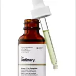 Frasco ámbar de serum con gotero levantado, etiqueta blanca de The Ordinary Retinol 1% en Squalane y líquido transparente visible en la pipeta.