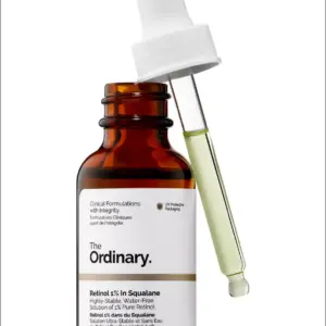 Frasco ámbar de serum con gotero levantado, etiqueta blanca de The Ordinary Retinol 1% en Squalane y líquido transparente visible en la pipeta.