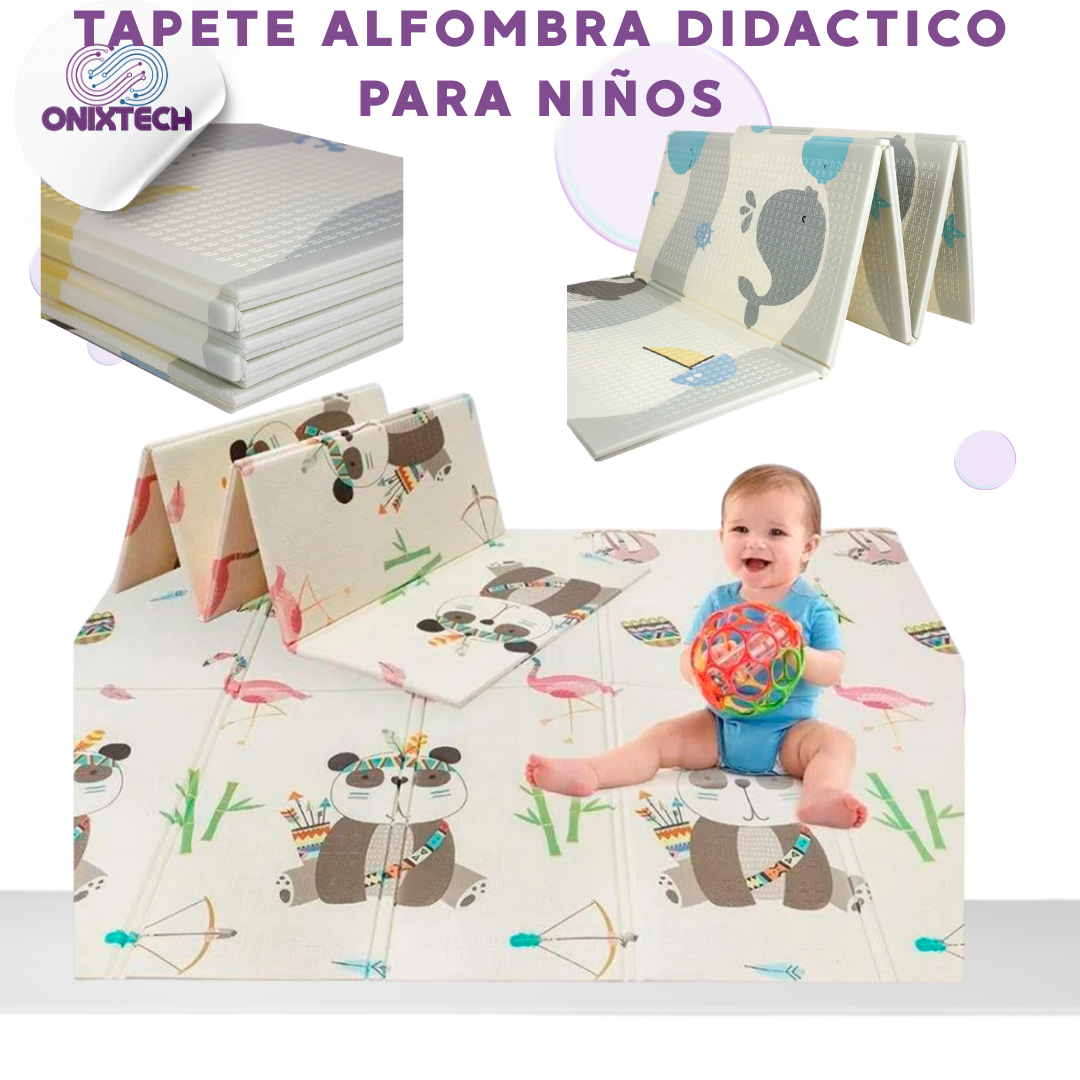 Tapete gateador plegable de espuma XPE con estampado de osos panda y flamencos, desplegado en el suelo con un bebé sentado jugando.