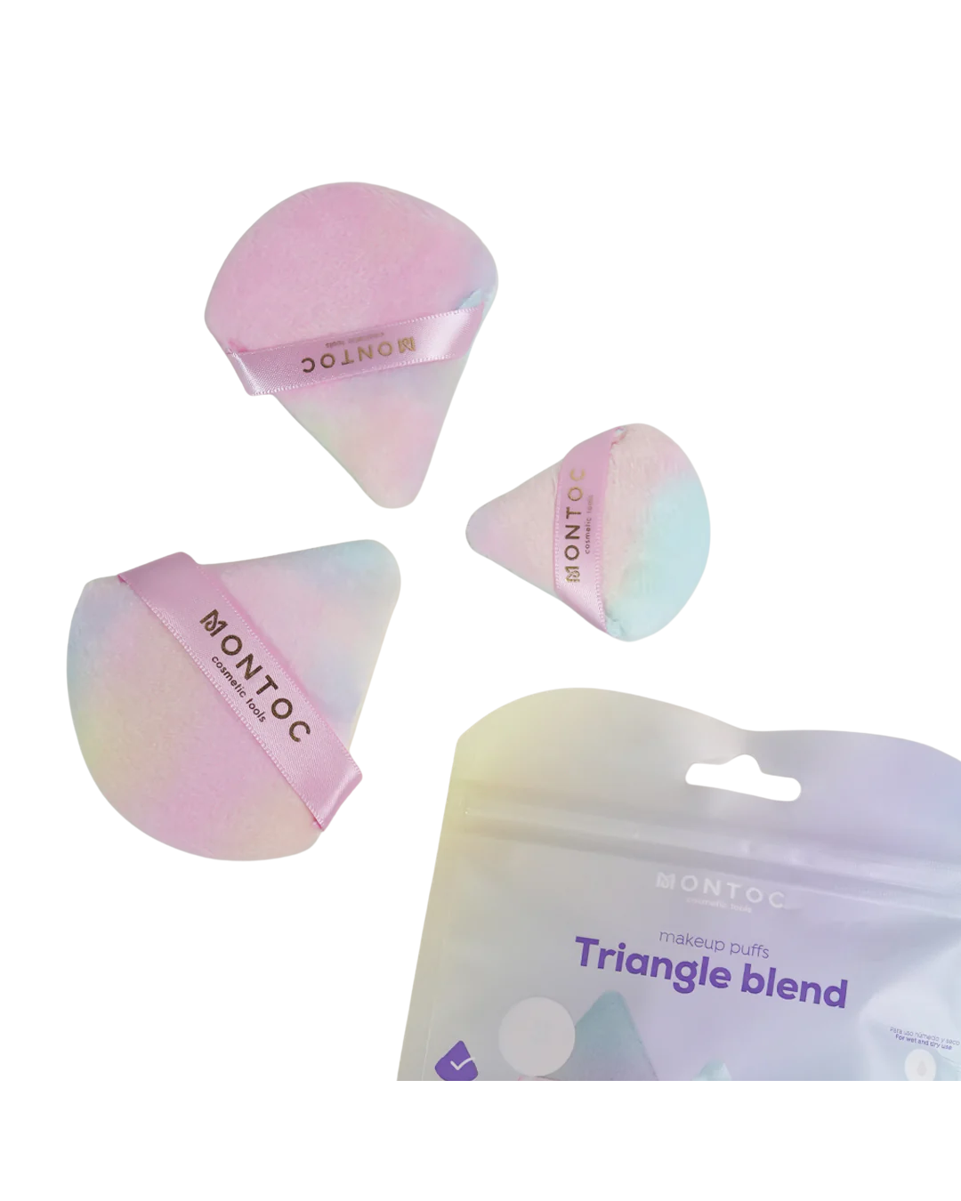 Borlas triangulares de maquillaje Montoc en tonos pastel tornasolados de distintos tamaños y su empaque tipo bolsa con diseño degradado.