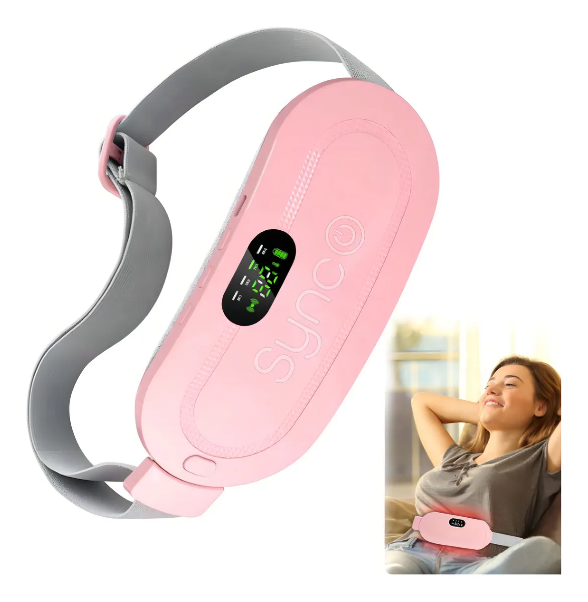 Cinturón térmico rosa para alivio de cólicos, con pantalla digital, correa gris ajustable y pequeña de mujer usándolo sentada.