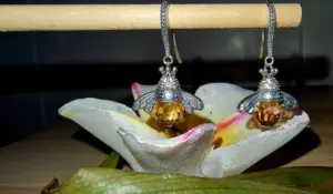 Set x2 Pendientes colgantes de abeja vintage en plata antigua con cristal - Aportan un brillo sofisticado y natural a tu estilo diario