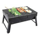 Parrilla BBQ portátil de metal negro con patas plegables, con brochetas de carne y vegetales sobre su rejilla metálica.