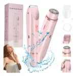 Afeitadora eléctrica corporal rosa con cabezal dual, cepillo de limpieza, cable USB y accesorios, junto a su caja y una modelo usándola.