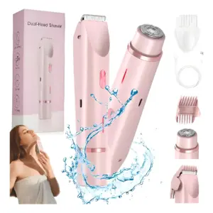 Afeitadora eléctrica corporal rosa con cabezal dual, cepillo de limpieza, cable USB y accesorios, junto a su caja y una modelo usándola.