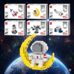 Set de mini bloques para armar astronauta sentado en la luna, en entorno espacial con seis cajas de modelos surtidos en la parte superior.