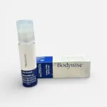 Serum roll-on Bodywise con aplicador para crecimiento capilar junto a su caja blanca y azul sobre fondo neutro.