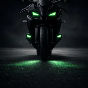 Motocicleta deportiva negra de frente con luces LED verdes tipo ojos Fendi encendidas, proyectando un haz de luz brillante sobre el pavimento oscuro.