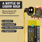 Aceite de semilla negra Maju vertiéndose desde una botella ámbar, mostrando su textura dorada junto a su empaque negro y amarillo.