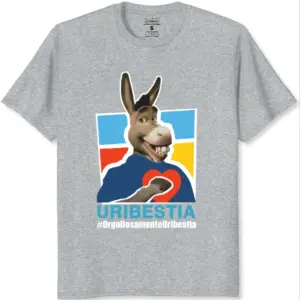 Camiseta gris jaspeado en algodón para hombre, con estampa central del burro de Shrek y el texto Uribestia sobre fondo tricolor.