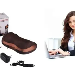 Masajeador Pillow marrón ergonómico con calor, caja, manual, cable para pared y adaptador para carro, sobre mesa junto a mujer usándolo en oficina.