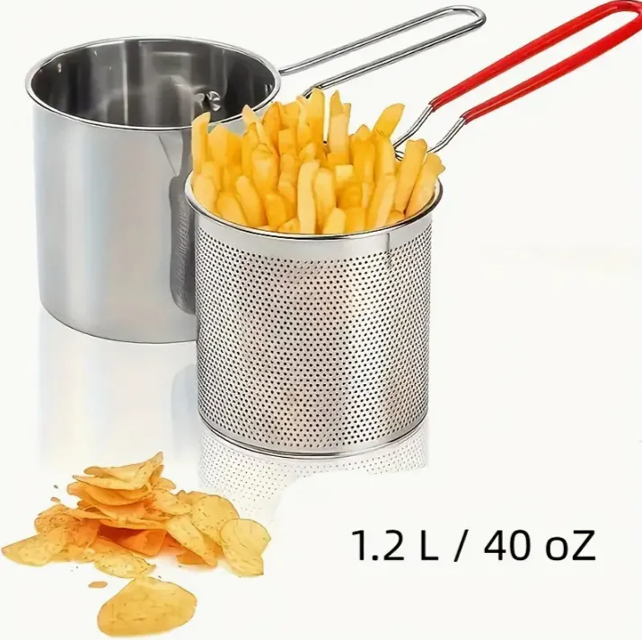 Olla y cesta de acero inoxidable con mango rojo para freír porciones individuales, capacidad 1.2 L o 40 oz, con papas fritas y chips.