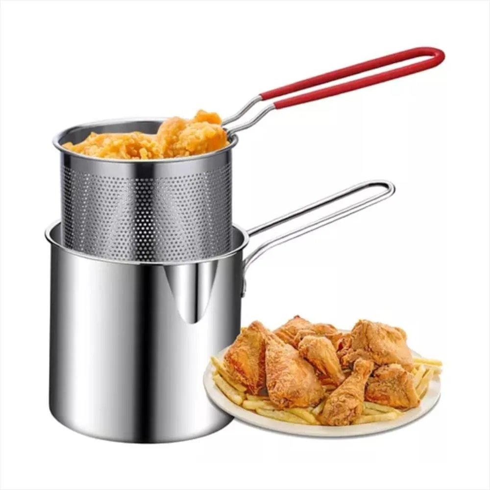 Olla freidora con cesta perforada de acero inoxidable, con mango rojo, vertedor lateral y plato con pollo frito y papas fritas.