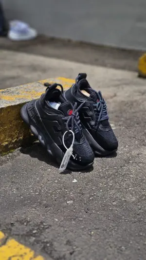 Zapatos Versace de diseño moderno y uso cotidiano - Brindan comodidad superior para caminar todo el día
