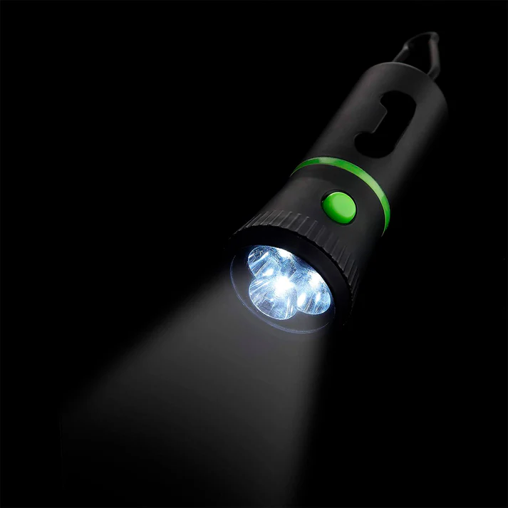 Linterna LED portátil negra con botón verde, luz frontal encendida y gancho superior, ideal para paseos nocturnos con mascotas.