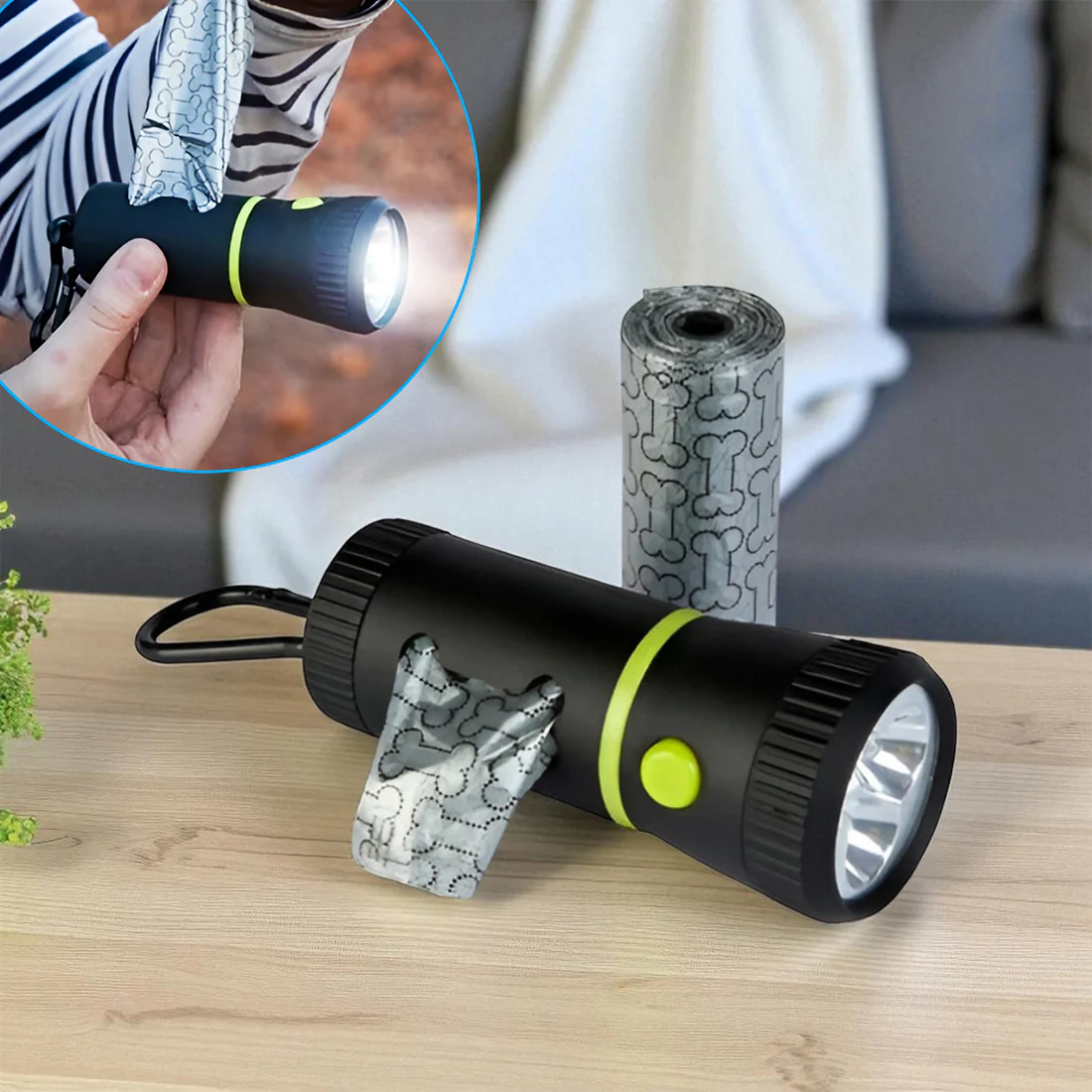 Linterna LED negra para pasear perros con dispensador de bolsas, rollo con estampado de huesos y linterna encendida.