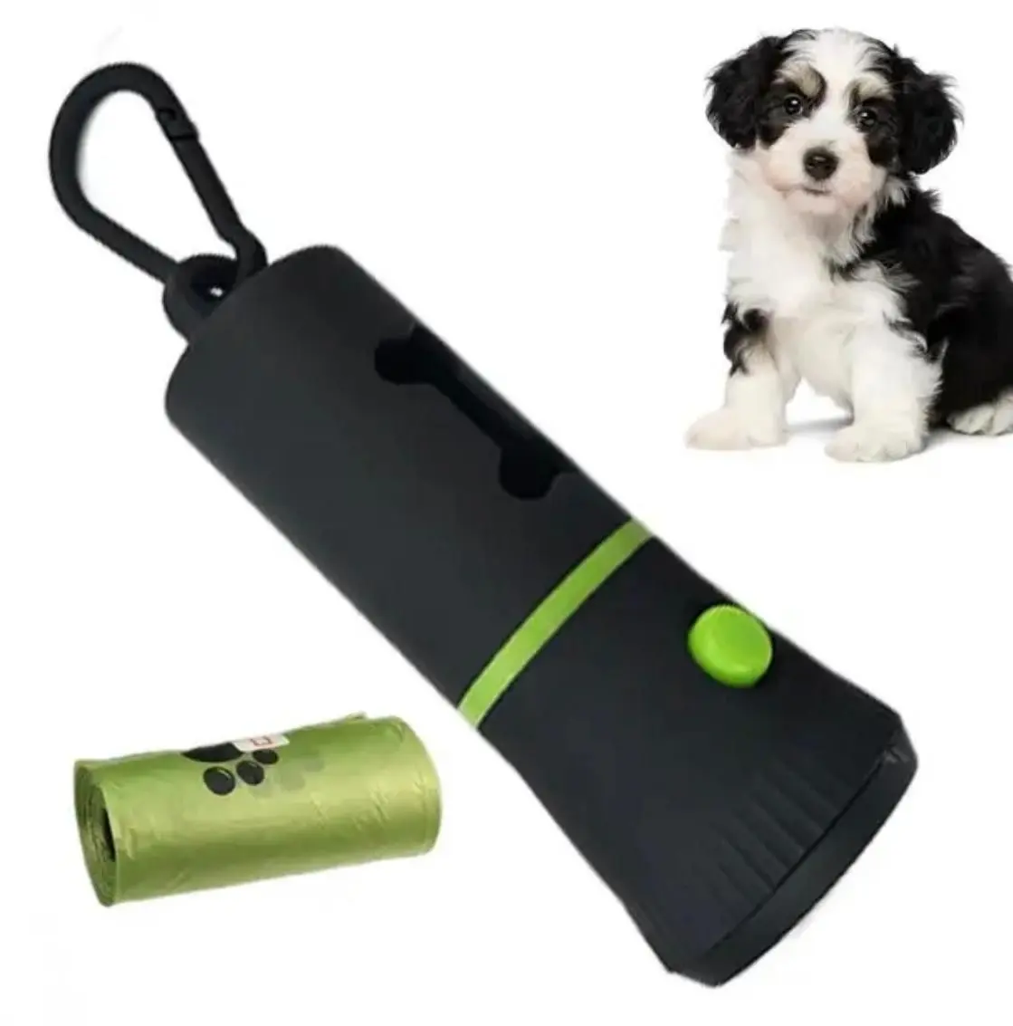Dispensador de bolsas para excrementos negro con linterna LED verde, gancho mosquetón, rollo verde con huellas y cachorro al fondo.