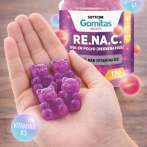 Mano sosteniendo cuatro gomitas moradas en forma de oso frente a un frasco de Gomitas Re.Na.C con uva y vitamina B3 sobre fondo de madera.