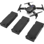 Dron negro plegable con cuatro hélices y tres baterías rectangulares largas de repuesto dispuestas sobre fondo blanco