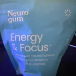 Bolsa azul turquesa de goma de mascar para energía y enfoque con cafeína natural y menta, presentación de gran tamaño con cierre superior.