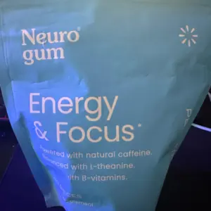 Bolsa azul turquesa de goma de mascar para energía y enfoque con cafeína natural y menta, presentación de gran tamaño con cierre superior.