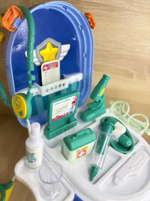 Set Maleta de Doctor Stitch portátil con ruedas y accesorios médicos - Estimula la imaginación y facilita el juego de rol infantil