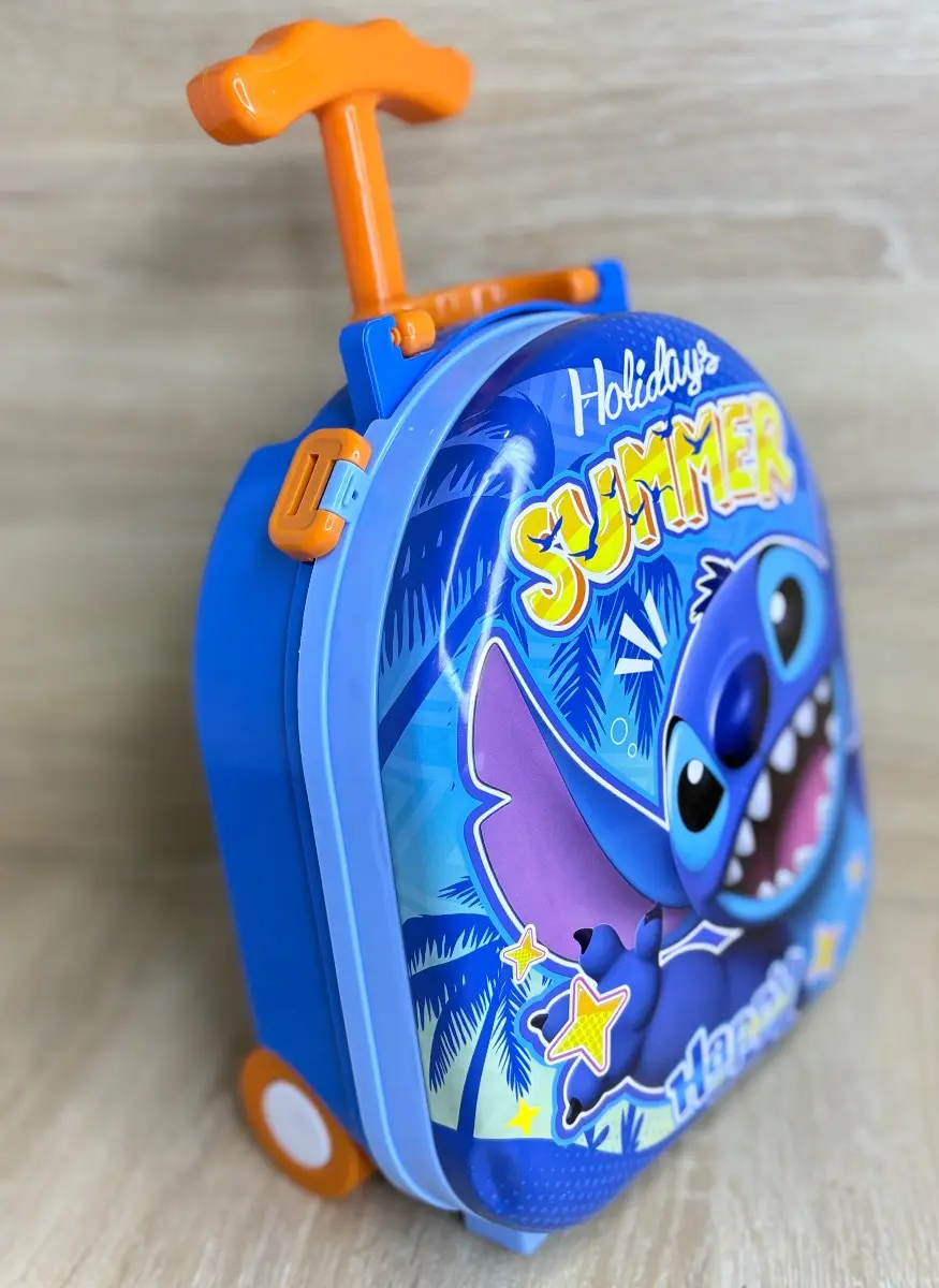 Maleta infantil azul de Stitch con ruedas y asa retráctil naranja, decorada con diseño tropical y texto Holiday Summer en el frente.